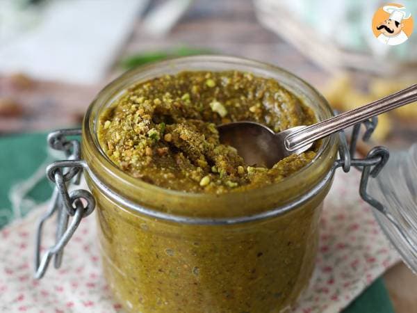 Bol de pesto de pistaches maison, texture onctueuse verte
